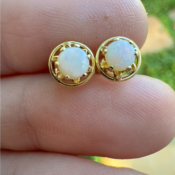 Vintage solid 14k yellow gold genuine opal stud earrings - Picture 6 of 14